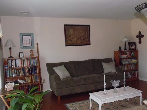 3rd image of 208 Stonehaven Dr