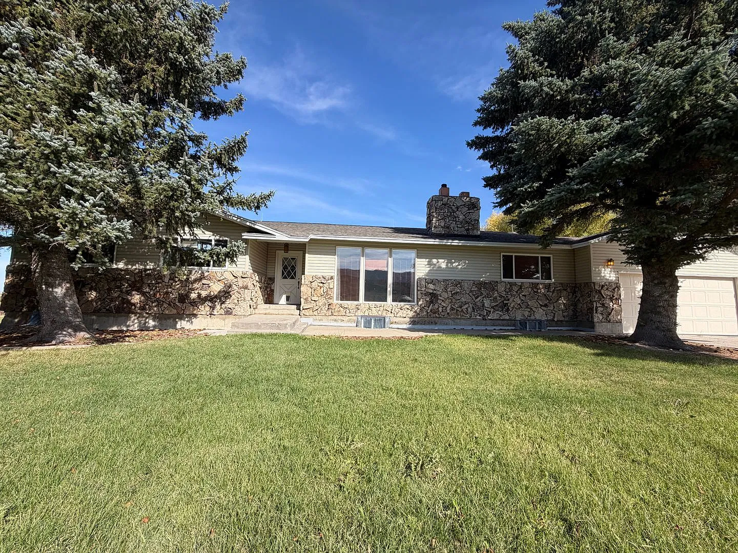 Spacious 6-bedroom, 3-bathroom home with breathtaking views — Photo 1
