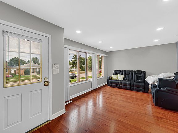 2nd image of 3501 Sarah St