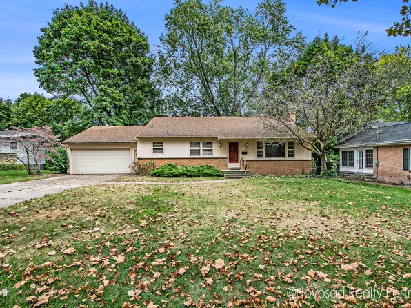 1646 E Kentview Dr NE, Grand Rapids, MI 49505