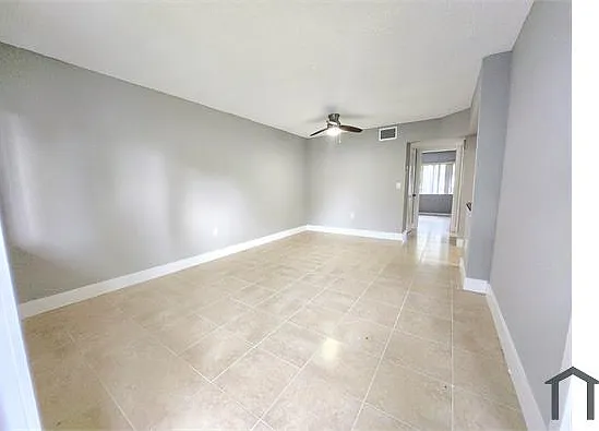 335 SW 20th St #9 — Photo 9