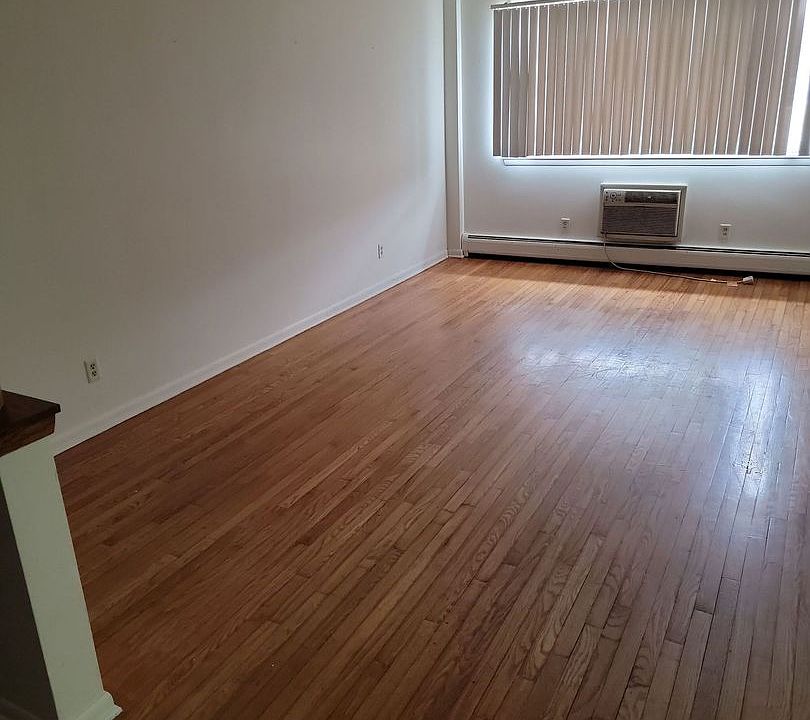 2nd image of 1920 Lathrop Ave #204