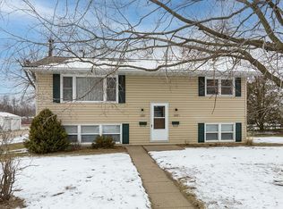 1207 Bowler St, Hiawatha, IA 52233