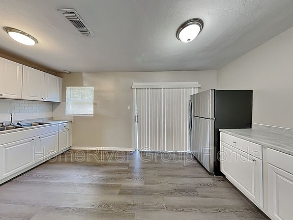 5th image of 2509 Clairmont Ave