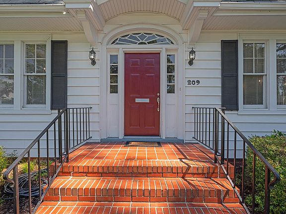 5th image of 209 Randolph Cir