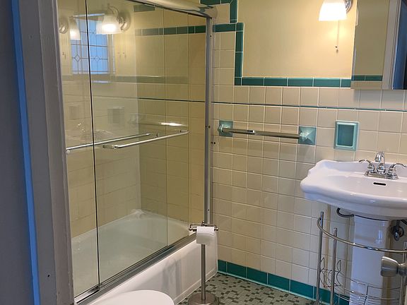 4th image of 887 Mount Loretta Ave