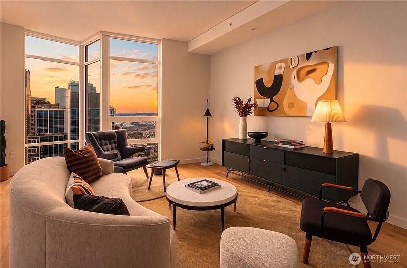 4th image of 121 Stewart Street #3703