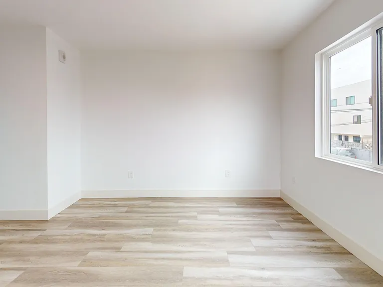 1276 W 38th St #2 — Photo 9
