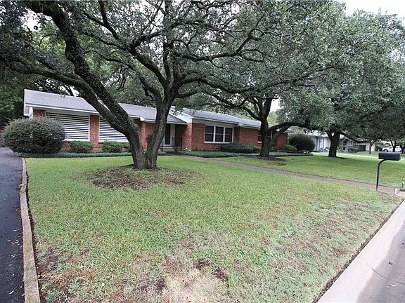 3rd image of 1210 Crestview Dr