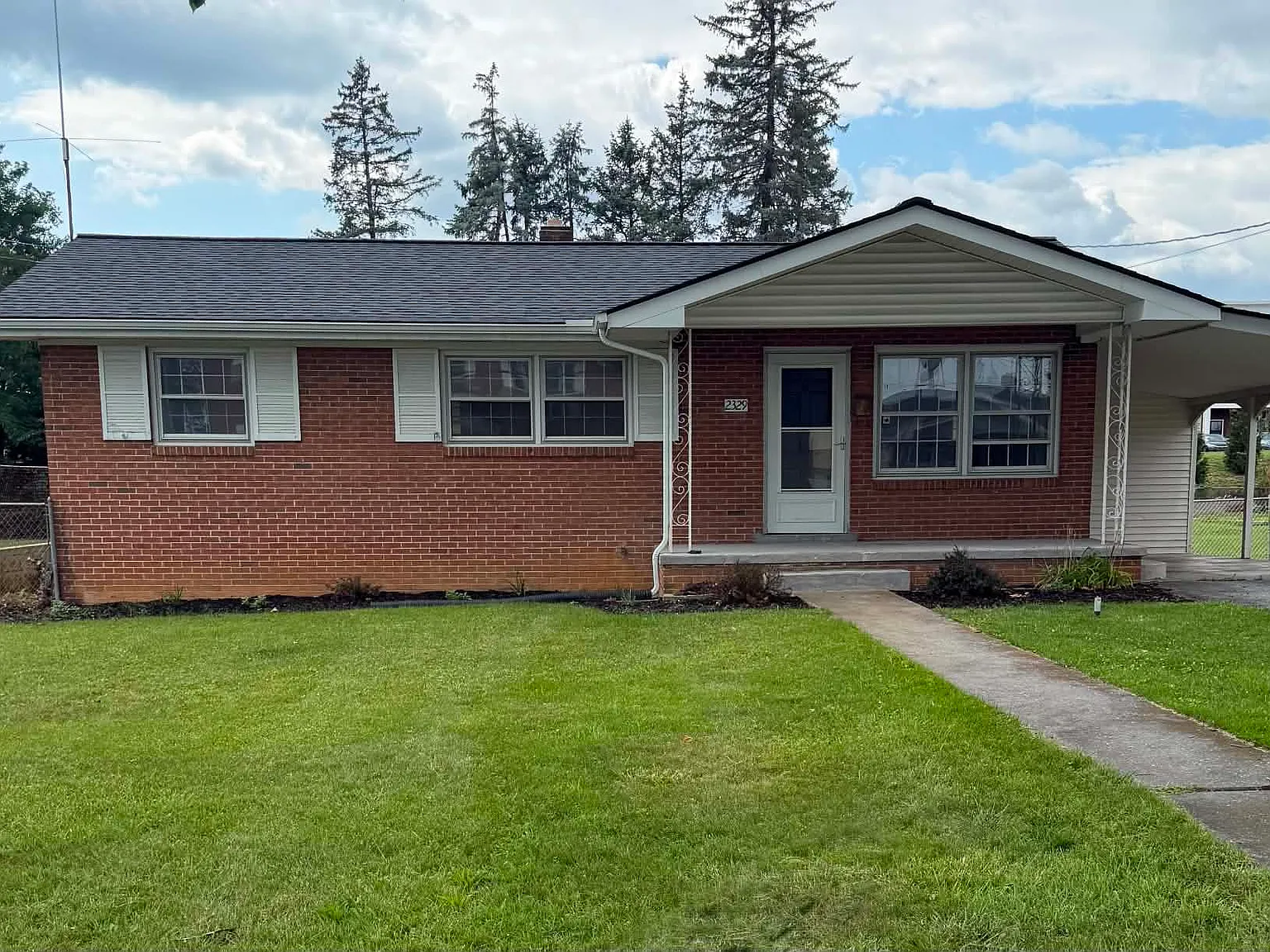 3 bed, 963 sqft, $2,100 — Photo 1