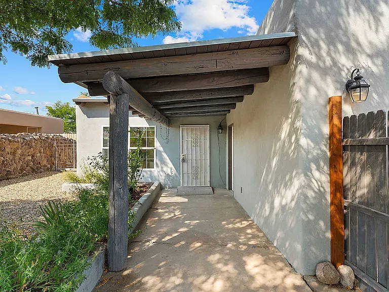 1202 Morning Dr — Photo 2