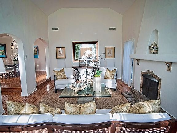 4th image of 146 N Poinsettia Pl