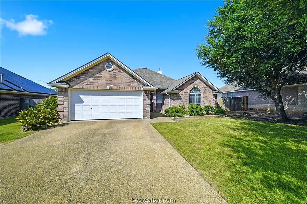 4 bed, 2.5 bath, 1830 sqft, $2,200 — Photo 1