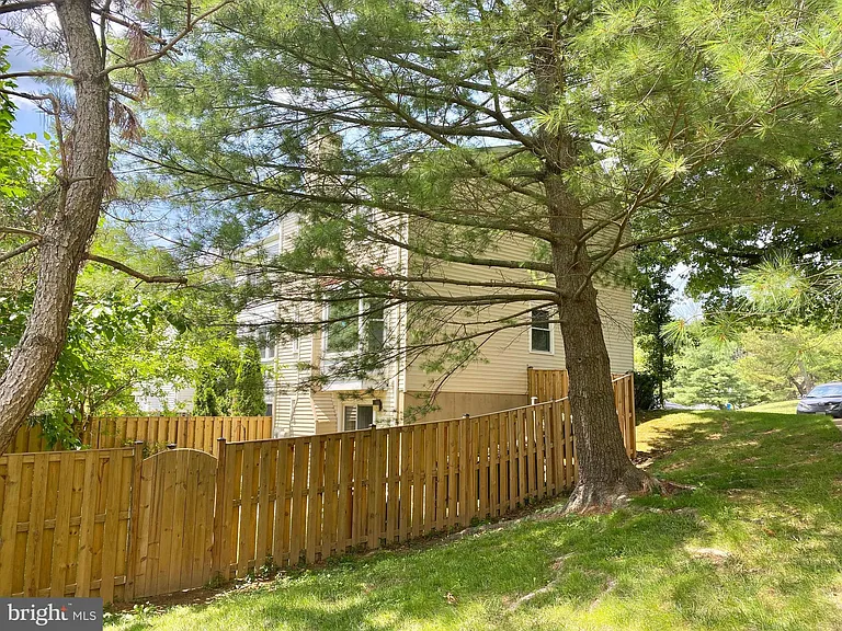 7351 Crestleigh Cir — Photo 24