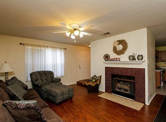 3rd image of 1302 Creekview Dr