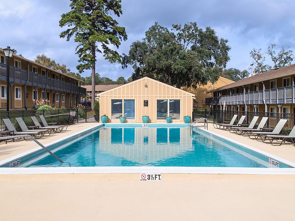 Relax by the Pool at Seminole Flatts _ Your Ideal Off-Campus Retreat