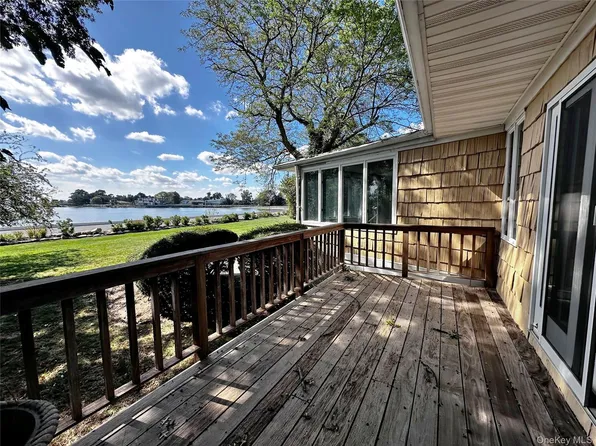 1090 Bayhead Dr, Mamaroneck, NY 10543