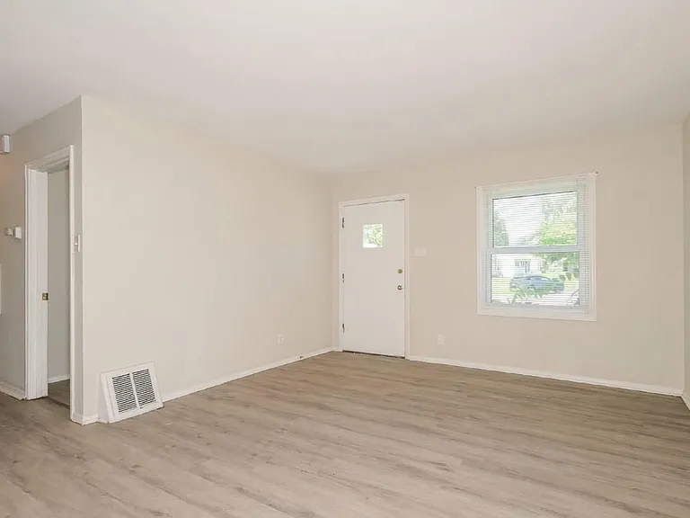 10301 Ross Cir — Photo 14
