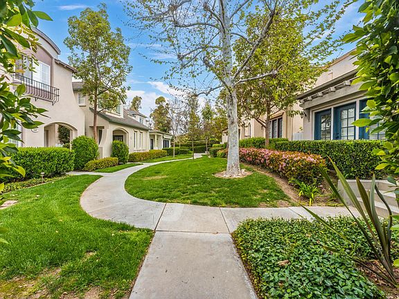 __ Community Greenbelt
Beautifully landscaped greenbelt just steps from your door _ perfect for morning walks, peaceful reading, or playtime with the kids in a safe, serene environment.