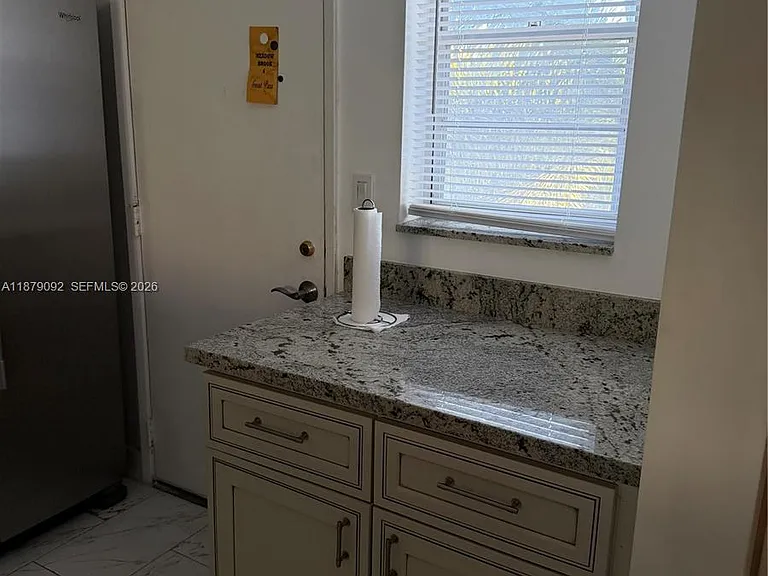 901 NE 14th Ave #305 — Photo 5