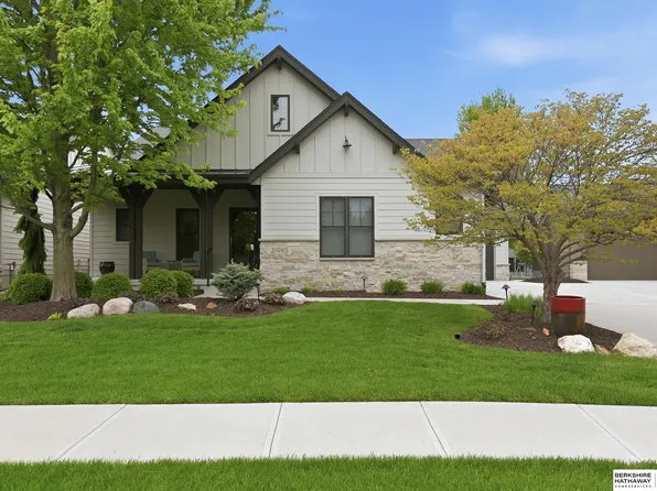 21993 Brookside Ave, Elkhorn, NE 68022