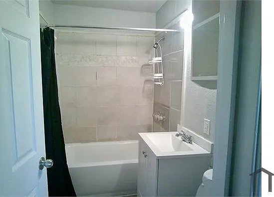 754 W Southcross Blvd — Photo 4