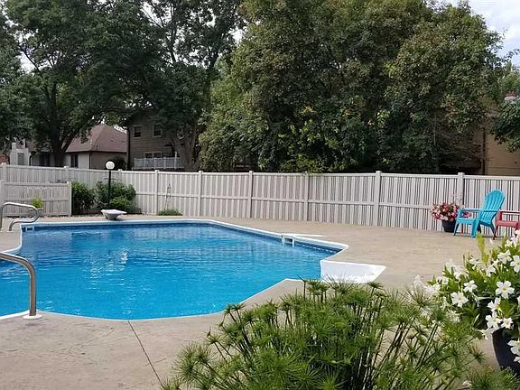 3rd image of 6009 Pine View Dr