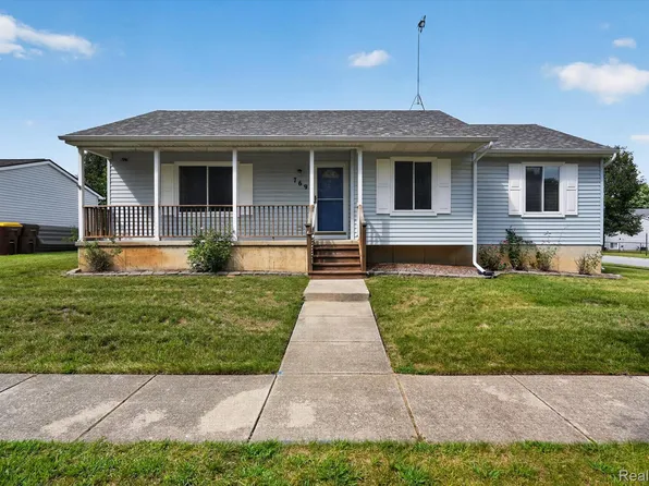 769 Town Trl, Pinckney, MI 48169