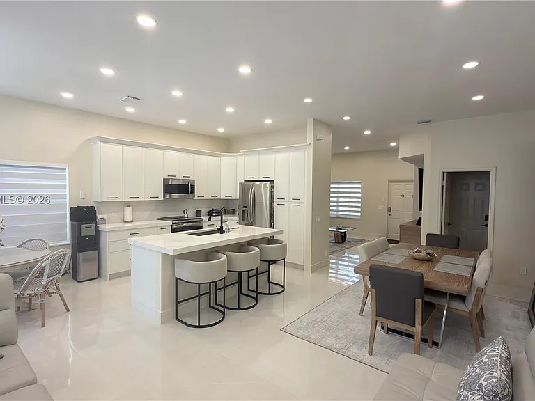 692 Maplewood Ct — Photo 4