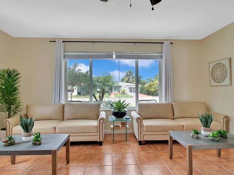 Hispanola Ave — Photo 4