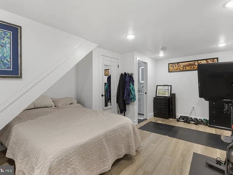 212 Catharine St #1 — Photo 9