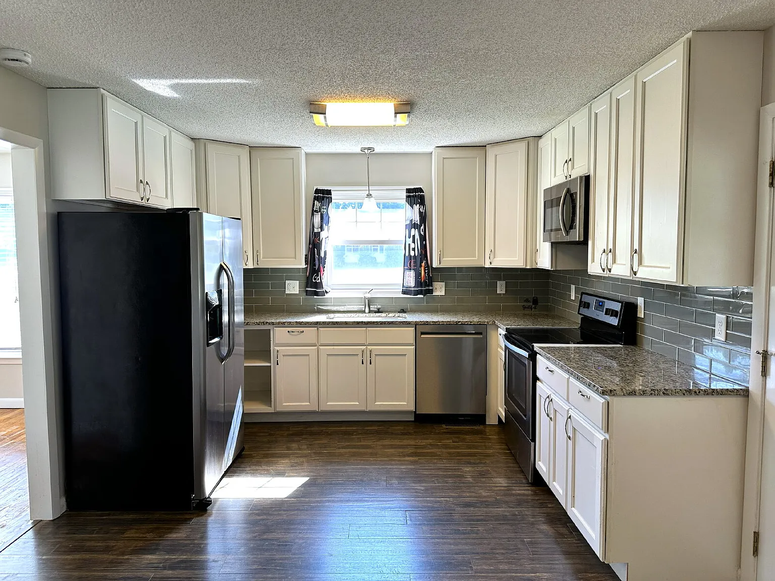 3 bed, 2.0 bath, 1881 sqft, $1,700 — Photo 4