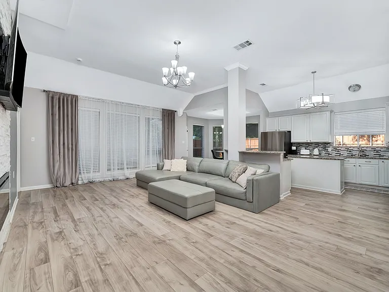 8412 Pioneer Dr — Photo 9