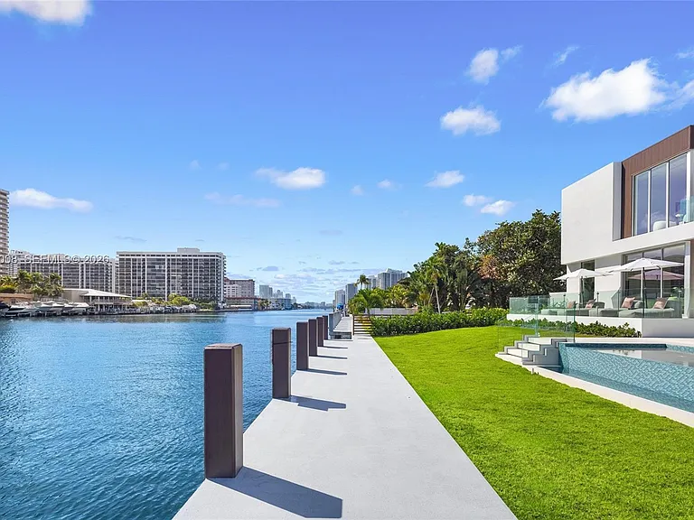 503 Palm Dr — Photo 4