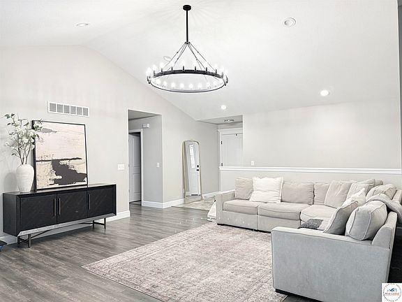 3rd image of 504 Katy Cir