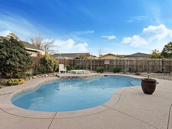 3rd image of 1014 Bradford Cir
