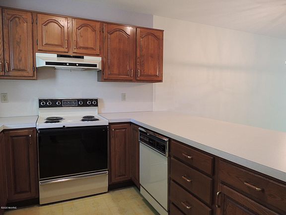 3rd image of 984 Laketown Dr