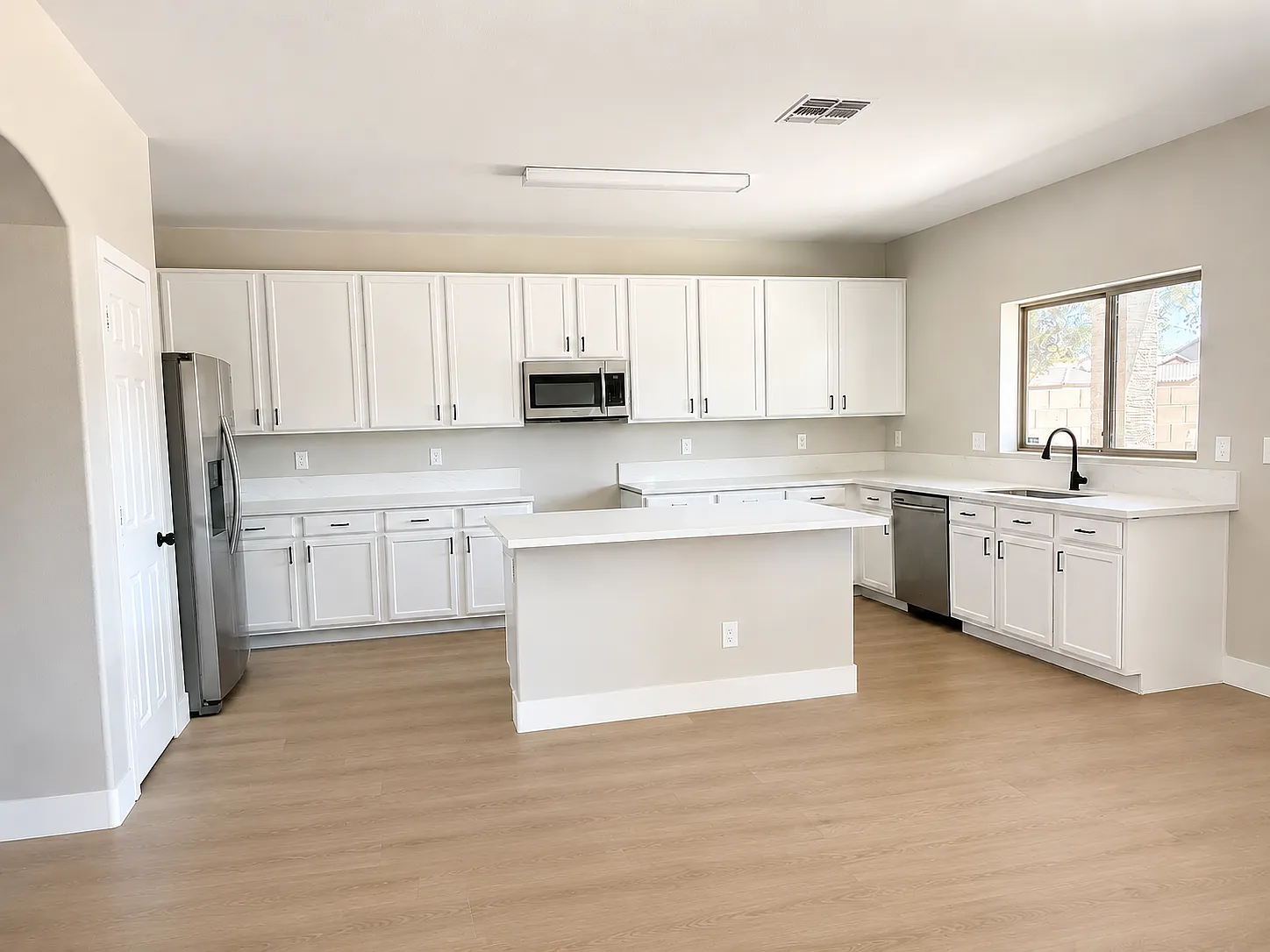 6 bed, 4187 sqft, $3,395 — Photo 3