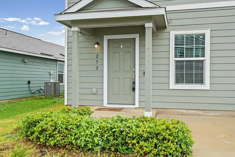 4 bed, 2.0 bath, 1879 sqft, $1,890 — Photo 3