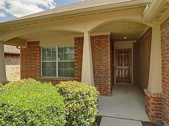 3rd image of 1624 Castle Creek Dr