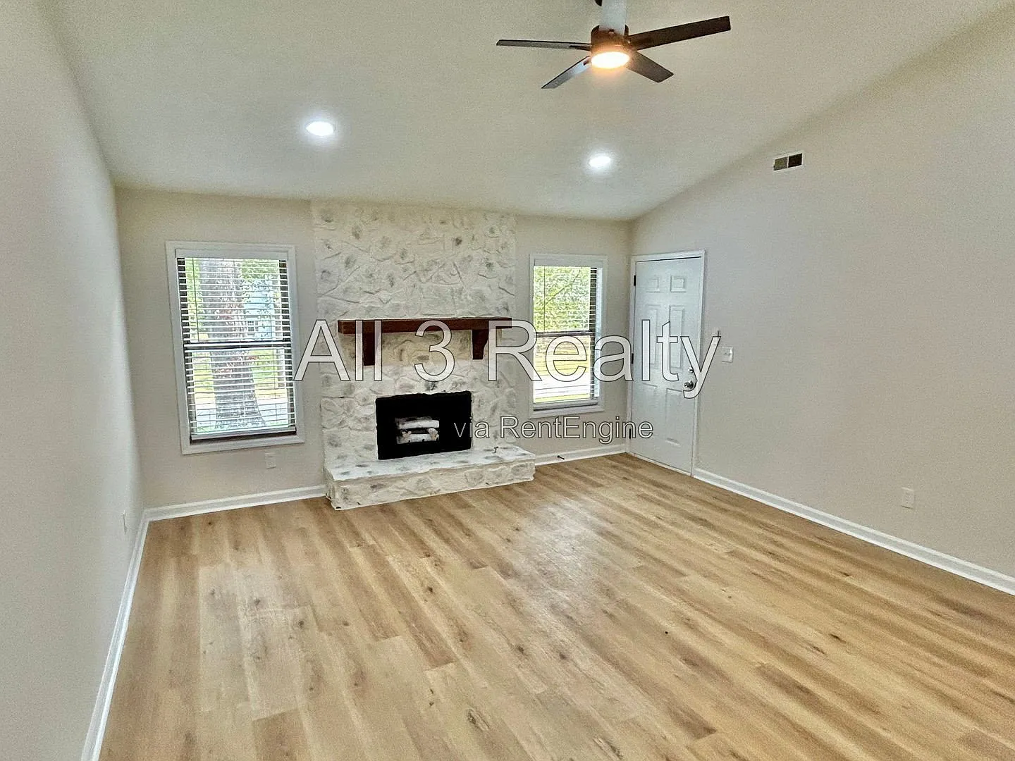 3 bed, 2.0 bath, 1359 sqft, $1,960 — Photo 4