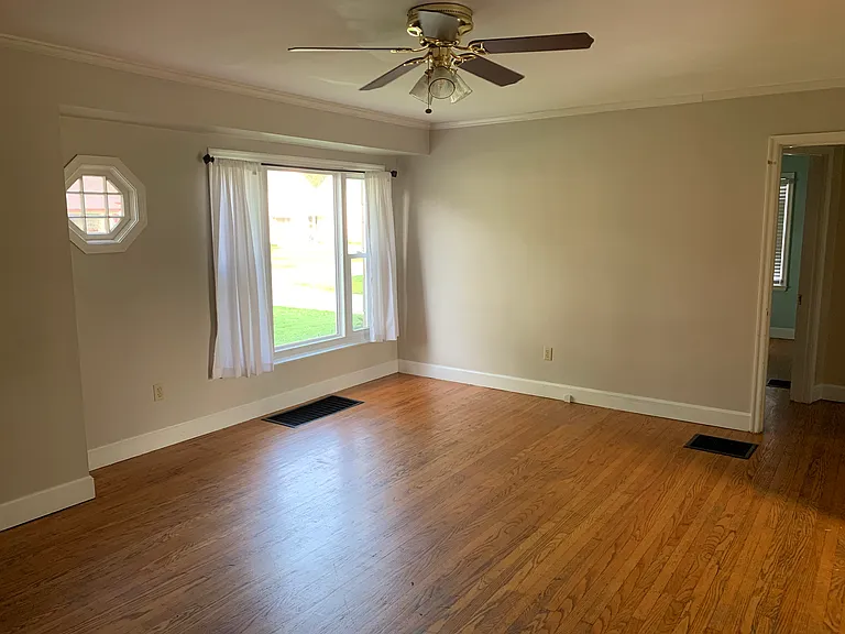 2590 E Burnett Ave — Photo 28