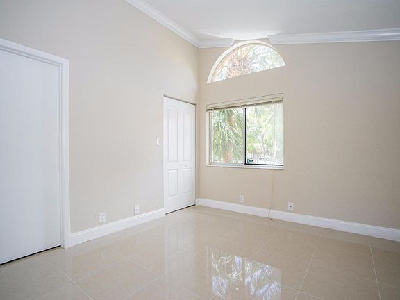 4th image of 1326 The Pointe Dr #1326