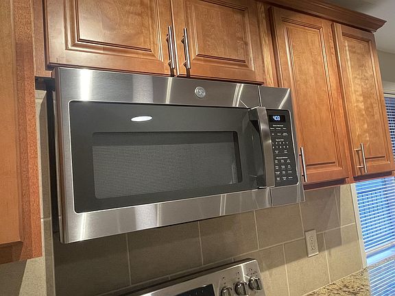4th image of 615 Summerlea St #6