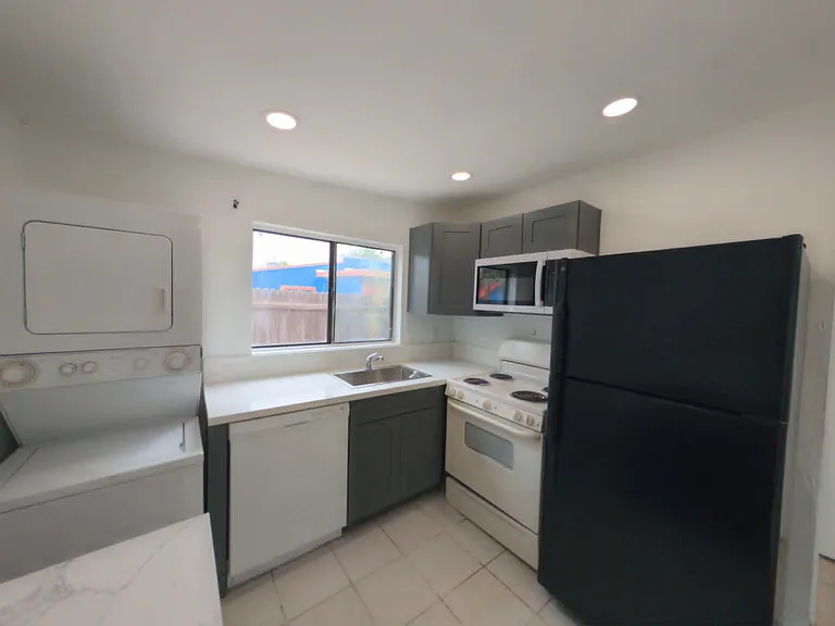 2435 N Edith Blvd #2 — Photo 3