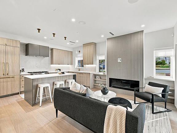 3rd image of 3206 Georgia St E