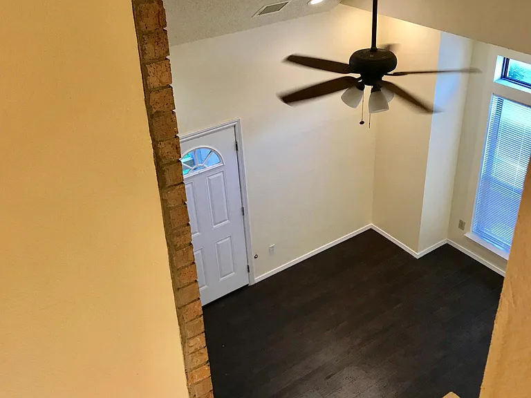 903 Ashmount Ln — Photo 2