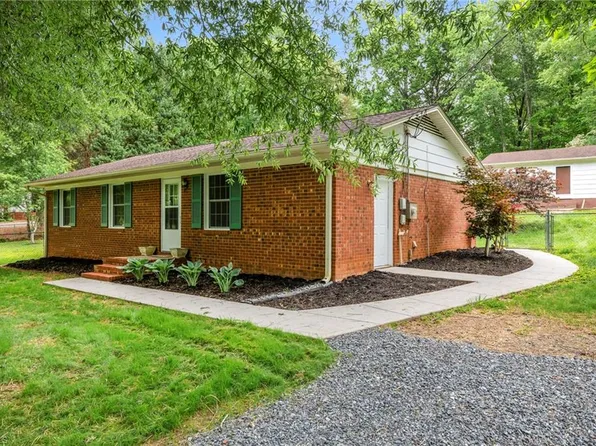 810 Pinoak Rd, Greensboro, NC 27455