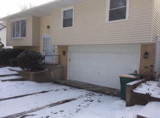 320 Cherrywood Rd, Buffalo Grove, IL 60089