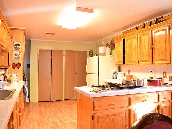 Large kitchen with lots of cabinetry